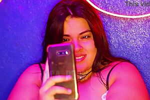 Casada se masturba con otro hombre en videollamada