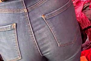 look at her in those jeans at the tianguis!