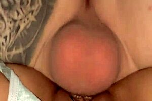 nos quedamos solos en casa y me aprovecho de mi cuñada mientras mira tik tok!