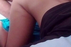 Madrastra culona follando de perrito y me vengo encima de su culo