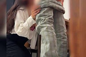 una maestra y su alumno en el salon de clases lo manda a llamar y los graban detras de la puerta