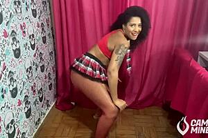 饥渴小红发美女被女友手指舔舐至高潮