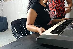 Profesor de teclado castiga a su joven alumna por ser indisciplinada