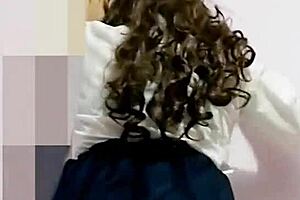 C�mo mi hermanastra ya salio de vacaciones �no tiene a sus amigos para que se la cojan en la escuela est� sedienta de verga y me pide que se lo haga