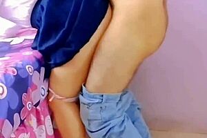 C�mo mi hermanastra ya salio de vacaciones �no tiene a sus amigos para que se la cojan en la escuela est� sedienta de verga y me pide que se lo haga