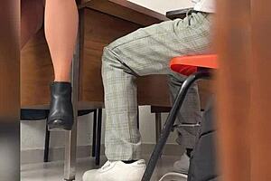 una maestra y su alumno en el salon de clases lo manda a llamar y los graban detras de la puerta