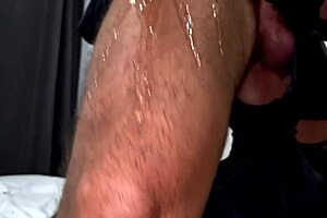 Arrapato Si Strappa I Jeans Sega Veloce E Un Cazzo Enorme - Palle E Culo In Primo Piano Con Un Enorme Sborrata