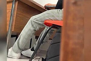 una maestra y su alumno en el salon de clases lo manda a llamar y los graban detras de la puerta