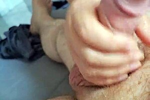 Enteada Novinha Gives Handjob to Padastro Alone at Home!