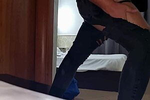 Arrapato Si Strappa I Jeans Sega Veloce E Un Cazzo Enorme - Palle E Culo In Primo Piano Con Un Enorme Sborrata