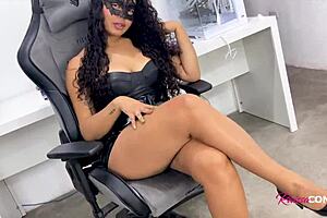 Gostosa De Saia De Couro Levando Gozada - Raissa Conte