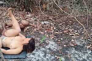 Vizinha Safada E Vista Fudendo No Mato Com O Seu Amante Ate O Cu Ela Deu Com Raiva Do Marido Corno