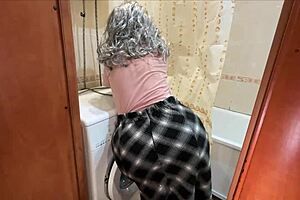 wide hips of a mature woman in a homemade skirt excite for anal