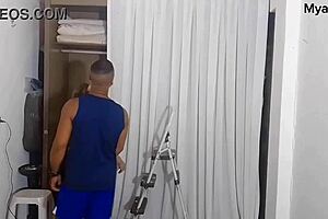 Enteado fode com madrasta na escada