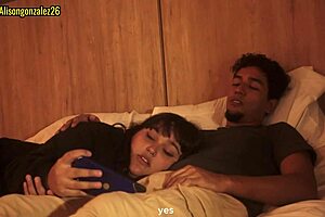 Mirando netflix con mi hermanastra pero no pude evitar meter mi pene en su boca casi nos descubren