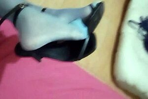 Scorpiotinna showing her stockings and beautiful feet