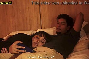 Mirando netflix con mi hermanastra pero no pude evitar meter mi pene en su boca casi nos descubren