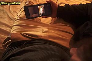 Mirando netflix con mi hermanastra pero no pude evitar meter mi pene en su boca casi nos descubren