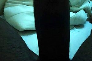 Mature woman seeks discreet weekend dick in Dubai