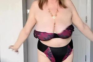 Mature milf strips inviting you to her pussy 😏