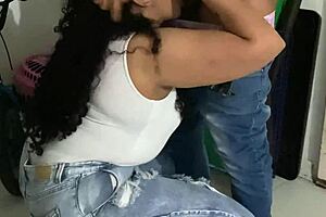 Venezolana me toca en las escaleras del centro comercial