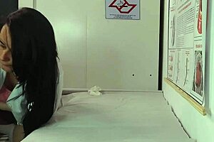 Enfermeira E Estética Observa Ereção Do Paciente