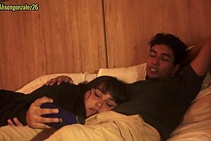 Mirando netflix con mi hermanastra pero no pude evitar meter mi pene en su boca casi nos descubren