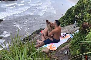 Casal e flagrado fazendo sexo na praia em sao paulo