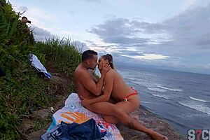 Casal e flagrado fazendo sexo na praia em sao paulo