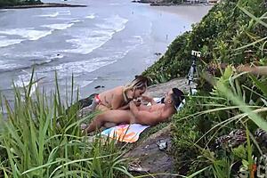 Casal e flagrado fazendo sexo na praia em sao paulo