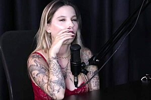 Ruiva safada shows huge tits after confessing exhibitionist life and carnival plans 😏