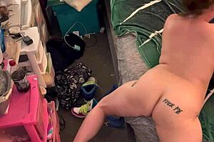 Nympho, je hobbelt zo wild op dat bed!