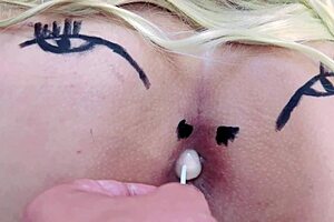 Mentes Maliciosas Vão Dizer Que É Um Cu Rosinha Chupando Pirulito Completo No Sheer E Red