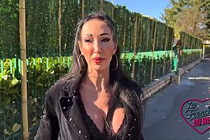 laura is a sexy italian woman of 34 years old