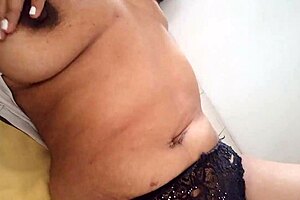 puta latina se levanta con sus bragas mojadas y con rico olor a vagina y le da ganitas de masturbarse