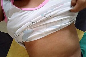 puta latina se levanta con sus bragas mojadas y con rico olor a vagina y le da ganitas de masturbarse