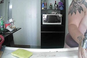 doing the dishes with my boobies out 😘