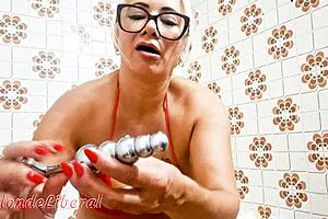 Enfiando Consolo Na Buceta E Fazendo Pissing - Trailer