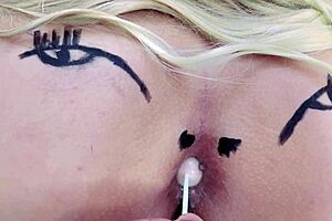 Mentes Maliciosas Vão Dizer Que É Um Cu Rosinha Chupando Pirulito Completo No Sheer E Red