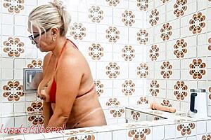 Enfiando Consolo Na Buceta E Fazendo Pissing - Trailer