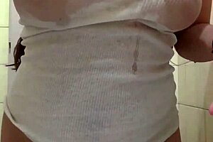 She sends video showing big tits and wetting in bath