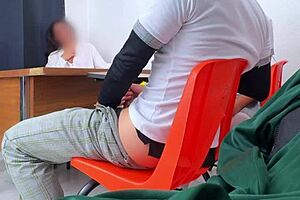 maestra mexicana poniendo examen extraordinario a estudiantes en el salón hay otra manera de pasar maestra les pide cuerpo para pasar la materia