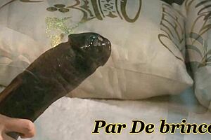 Duas safadas encarando um brinquedo gigante, massageando e dançando