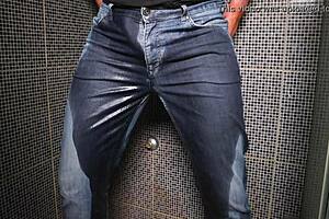 Guy pees inside his jeans and delivers a cumshot on the end!