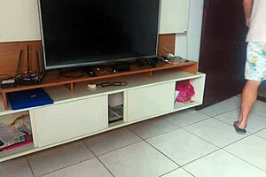 Esposa Gostosa Recebe O Técnico De Tv Com Uma Roupa Bem Provocante E Deixa Ele Foder Até O Cuzinho Dela