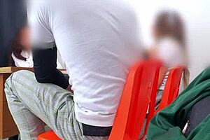 maestra mexicana poniendo examen extraordinario a estudiantes en el salón hay otra manera de pasar maestra les pide cuerpo para pasar la materia