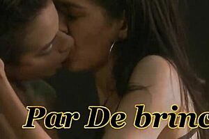 Duas safadas encarando um brinquedo gigante, massageando e dançando