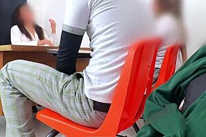 maestra mexicana poniendo examen extraordinario a estudiantes en el salón hay otra manera de pasar maestra les pide cuerpo para pasar la materia