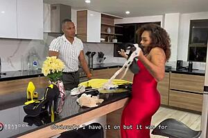 Prind menajera cu cur mare futând și o fut cu pula mea neagră mare