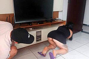 Esposa Gostosa Recebe O Técnico De Tv Com Uma Roupa Bem Provocante E Deixa Ele Foder Até O Cuzinho Dela